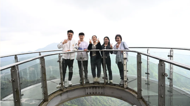 NG28风管销售中心员工在安徽明堂山景区照片