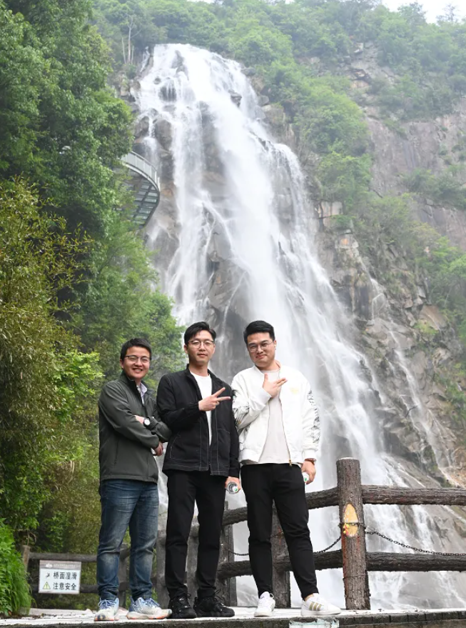 NG28风管销售中心员工在安徽明堂山景区照片