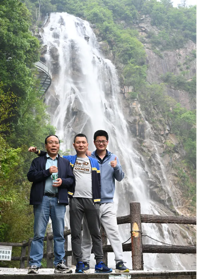 NG28风管销售中心员工在安徽明堂山景区照片