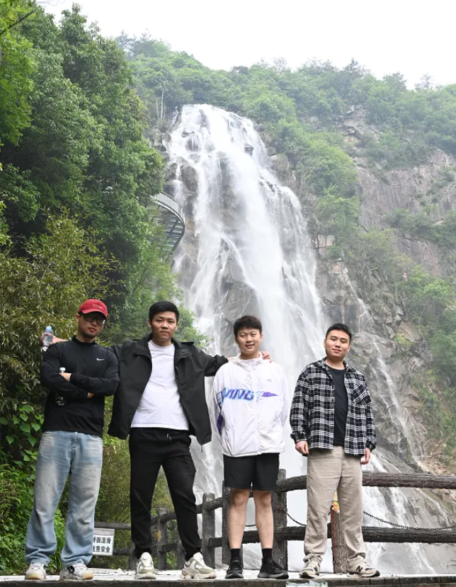 NG28风管销售中心员工在安徽明堂山景区照片